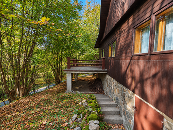 Boční pohled s terasou - Prodej chaty / chalupy 69 m², Nýdek