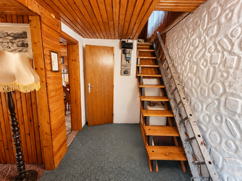 Schody do II.NP a dveře do koupelny - Prodej chaty / chalupy 69 m², Nýdek