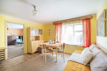 Obývací pokoj/ložnice. - Prodej chaty / chalupy 175 m², Kamenice nad Lipou
