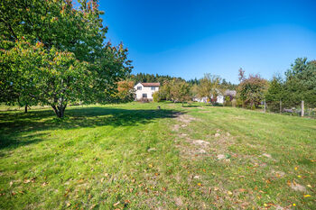 Pohled na dům ze zahrady. - Prodej chaty / chalupy 175 m², Kamenice nad Lipou