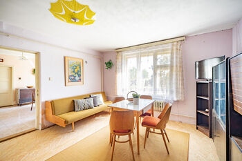 Obývací pokoj s výhledem do zahrady. - Prodej domu 175 m², Kamenice nad Lipou