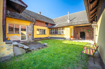 Dvorek. - Prodej domu 175 m², Kamenice nad Lipou