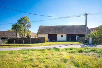 Pohled od hlavní silnice. - Prodej domu 175 m², Kamenice nad Lipou