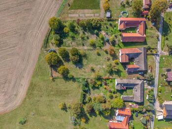 Pohled na dům z dronu. - Prodej pozemku 4065 m², Kamenice nad Lipou