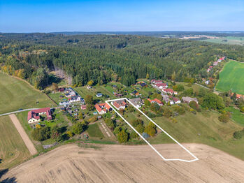 Pohled na dům z dronu (přibližné ohraničení dle katastrální mapy).  - Prodej pozemku 4065 m², Kamenice nad Lipou