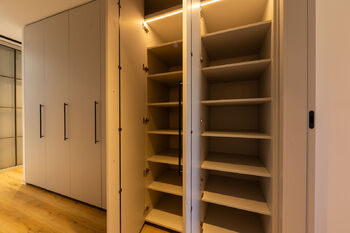 Vestavěné skříně chodba v prvním patře - Prodej domu 228 m², Praha 9 - Vysočany