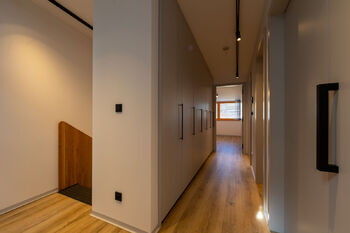 Chodba v prvním patře - Prodej domu 228 m², Praha 9 - Vysočany