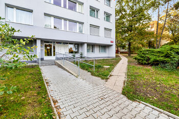 Vstup do domu - Prodej bytu 3+1 v osobním vlastnictví 82 m², Praha 9 - Prosek 