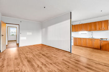 Obývací pokoj + kuchyň - Prodej bytu 3+1 v osobním vlastnictví 82 m², Praha 9 - Prosek