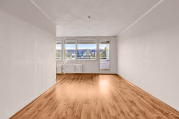 Obývací pokoj - Prodej bytu 3+1 v osobním vlastnictví 82 m², Praha 9 - Prosek