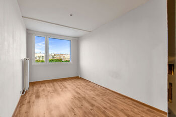 Dětský pokoj - Prodej bytu 3+1 v osobním vlastnictví 82 m², Praha 9 - Prosek