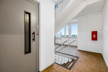 Chodba před bytem - Prodej bytu 3+1 v osobním vlastnictví 82 m², Praha 9 - Prosek