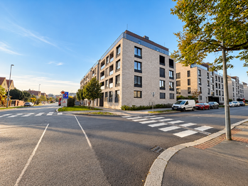 Venkovní pohled na dům - Pronájem bytu 1+kk v osobním vlastnictví 35 m², Praha 10 - Strašnice