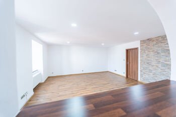 Obývací pokoj - Pronájem bytu 2+1 v osobním vlastnictví 74 m², Kutná Hora