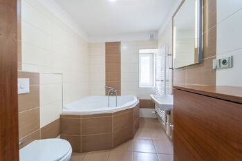 Koupelna s vanou a místem na pračku a sušičku - Pronájem bytu 2+1 v osobním vlastnictví 74 m², Kutná Hora