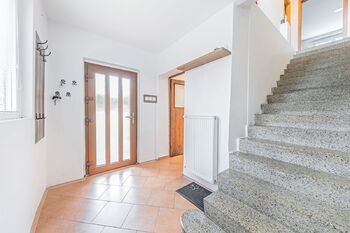 Předsíň + schodiště - Prodej domu 160 m², Svinařov