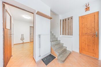 Předsíň + schodiště - Prodej domu 160 m², Svinařov