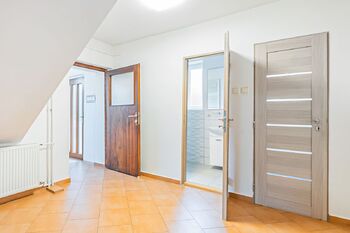 Předsíň + WC + koupelna - Prodej domu 160 m², Svinařov