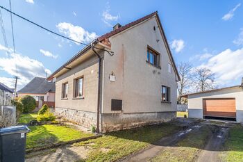 Pohled na dům od vrat - Prodej domu 160 m², Svinařov