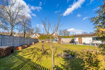 Celkový pohled na zahradu - Prodej domu 160 m², Svinařov