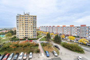 výhled z okna - Pronájem bytu 2+kk v osobním vlastnictví 44 m², Praha 10 - Horní Měcholupy