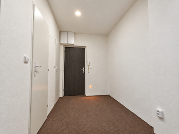 Chodba s nočním osvětlením - Pronájem bytu 2+1 v družstevním vlastnictví 50 m², Orlová