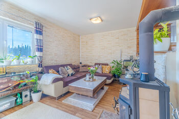 Obývací pokoj - Prodej domu 103 m², Vrchotovy Janovice