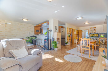 Obývací pokoj - Prodej domu 103 m², Vrchotovy Janovice 