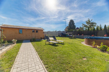 Zahrada s novým zahradním domkem - Prodej domu 103 m², Vrchotovy Janovice