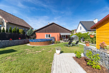 Pohled na dům ze zahrady - Prodej domu 103 m², Vrchotovy Janovice