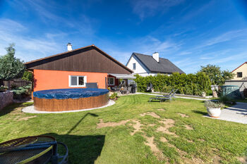 Pohled na dům ze zahrady - Prodej domu 103 m², Vrchotovy Janovice