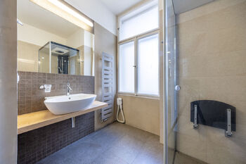 Koupelna - Prodej bytu 2+kk v osobním vlastnictví 71 m², Praha 1 - Staré Město