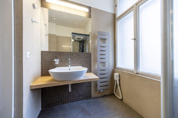 Koupelna - Prodej bytu 2+kk v osobním vlastnictví 71 m², Praha 1 - Staré Město