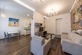 Obývací pokoj s kuchyní a jídelnou - Prodej bytu 2+kk v osobním vlastnictví 71 m², Praha 1 - Staré Město