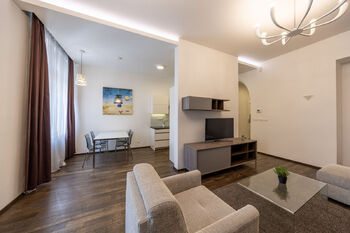 Obývací pokoj s kuchyní a jídelnou - Prodej bytu 2+kk v osobním vlastnictví 71 m², Praha 1 - Staré Město