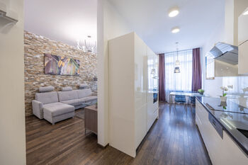 Obývací pokoj s kuchyní a jídelnou - Prodej bytu 2+kk v osobním vlastnictví 71 m², Praha 1 - Staré Město