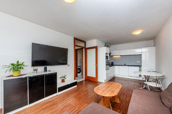 Obývací pokoj s KK - Prodej bytu 2+kk v osobním vlastnictví 54 m², Praha 5 - Stodůlky 