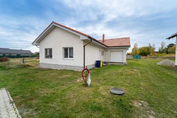 Pohled na dům z ulice - Prodej domu 94 m², Městec Králové