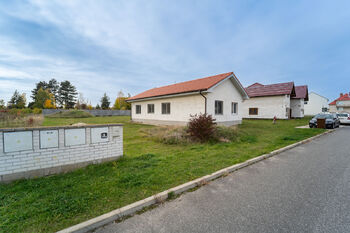 Pohled na dům z ulice - Prodej domu 94 m², Městec Králové