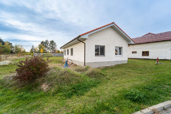 Pohled na dům z ulice - Prodej domu 94 m², Městec Králové