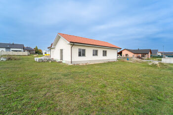 Pohled na dům z pozemku - Prodej domu 94 m², Městec Králové