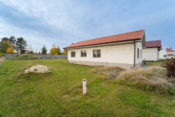 Pohled na dům z pozemku - Prodej domu 94 m², Městec Králové