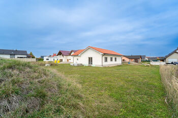 Pohled na dům z pozemku - Prodej domu 94 m², Městec Králové