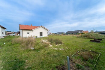 Pohled na dům z pozemku - Prodej domu 94 m², Městec Králové