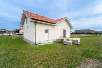 Pohled na dům z pozemku - Prodej domu 94 m², Městec Králové