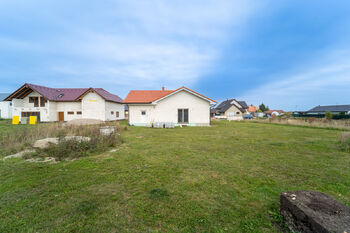 Pohled na dům z pozemku - Prodej domu 94 m², Městec Králové