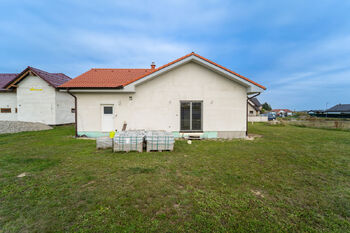Pohled na dům z pozemku - Prodej domu 94 m², Městec Králové