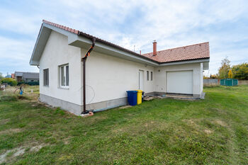 Pohled na dům z pozemku - Prodej domu 94 m², Městec Králové