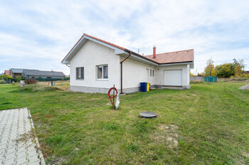 Pohled na dům z ulice - Prodej domu 94 m², Městec Králové