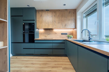 Kuchyně s moderní linkou - Prodej domu 94 m², Městec Králové